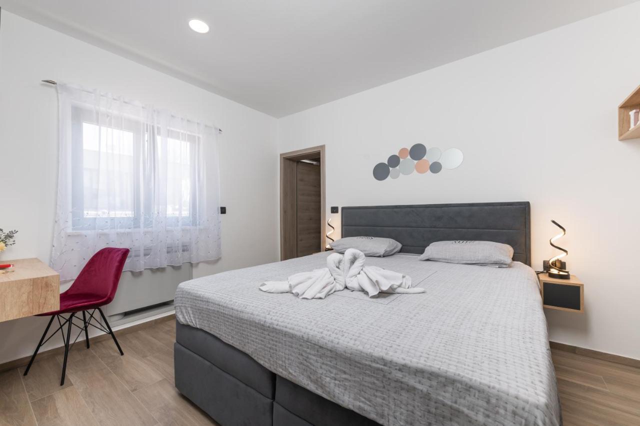 Green Luxury II With Heated Pool, Jacuzzi & Sauna Ruzici  Exterior photo